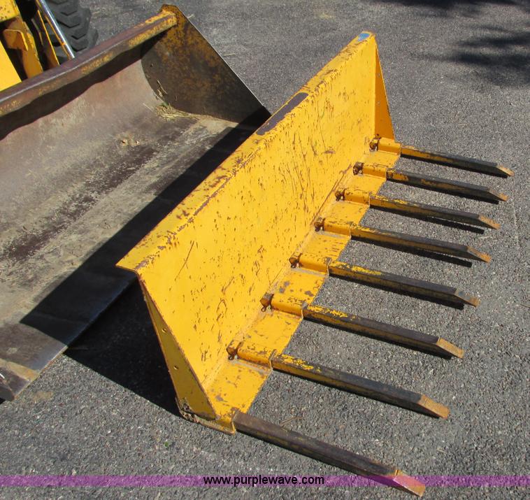 image for item G8948 1979 Ford CL40 skid steer