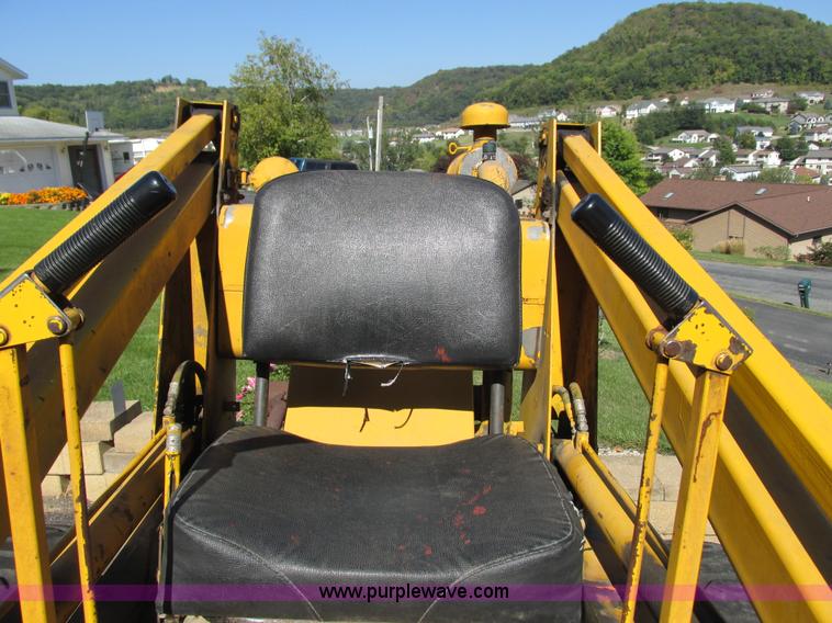 image for item G8948 1979 Ford CL40 skid steer