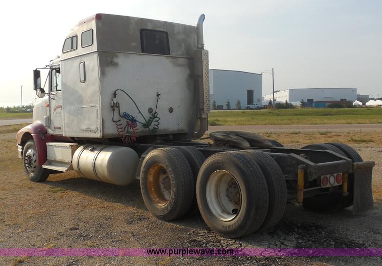 image for item I1496 1999 International 9400 semi truck