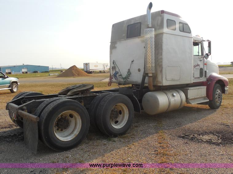 image for item I1496 1999 International 9400 semi truck