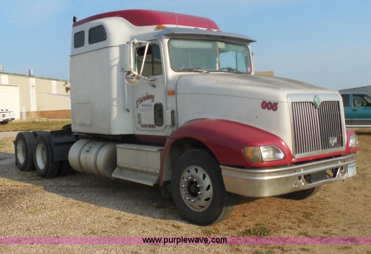 image for item I1496 1999 International 9400 semi truck