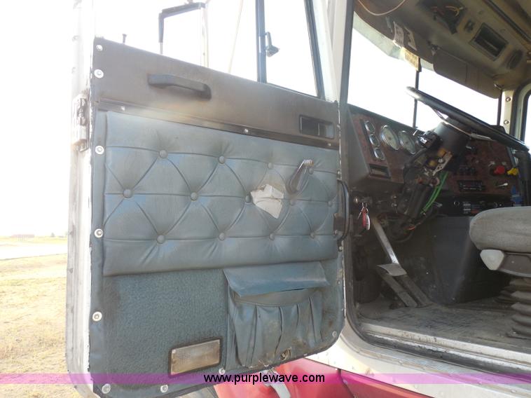 image for item I1496 1999 International 9400 semi truck