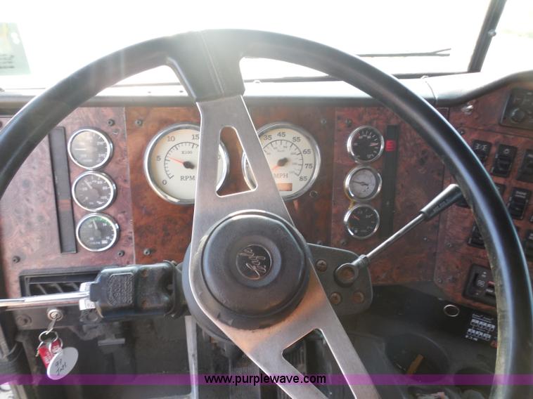 image for item I1496 1999 International 9400 semi truck