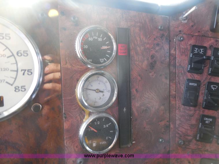 image for item I1496 1999 International 9400 semi truck