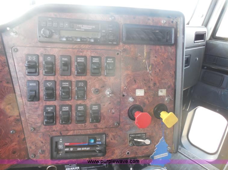 image for item I1496 1999 International 9400 semi truck