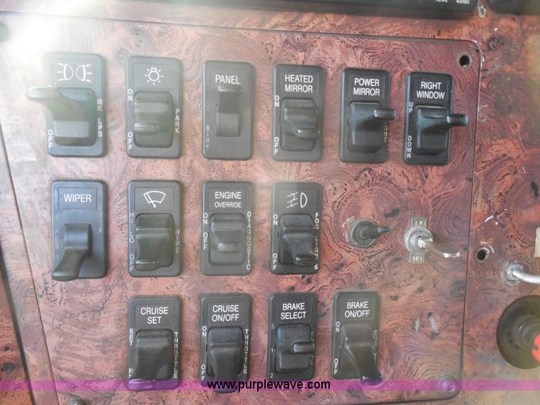 image for item I1496 1999 International 9400 semi truck