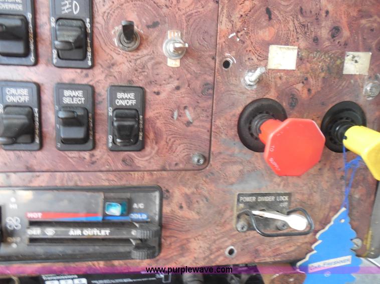 image for item I1496 1999 International 9400 semi truck