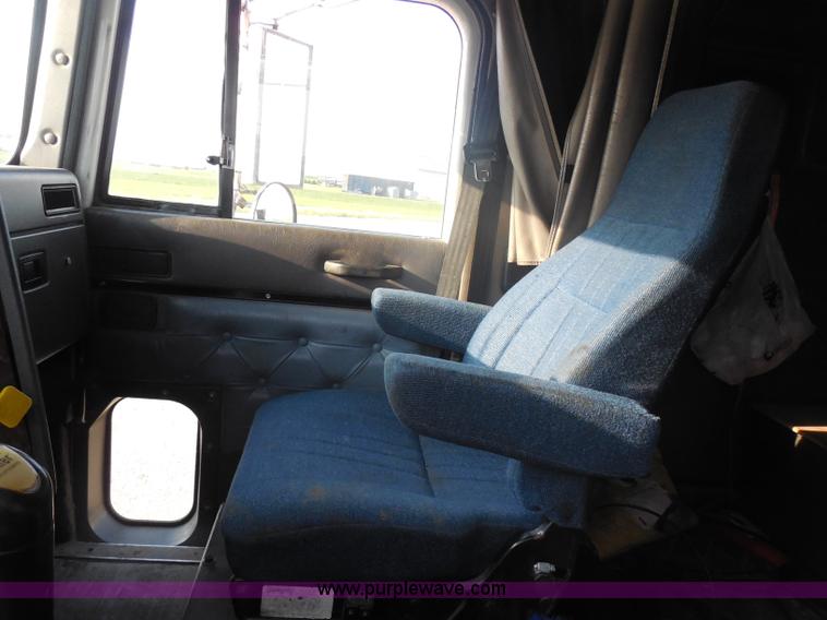 image for item I1496 1999 International 9400 semi truck