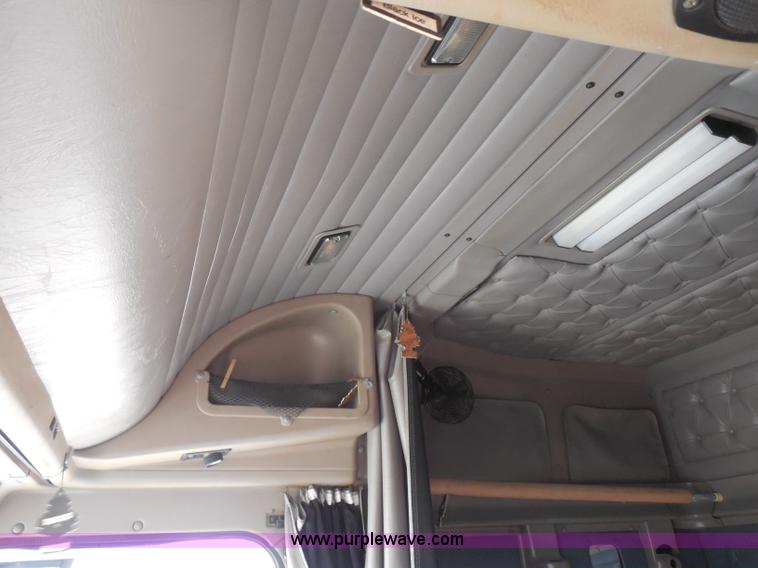 image for item I1496 1999 International 9400 semi truck