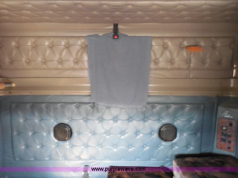 image for item I1496 1999 International 9400 semi truck