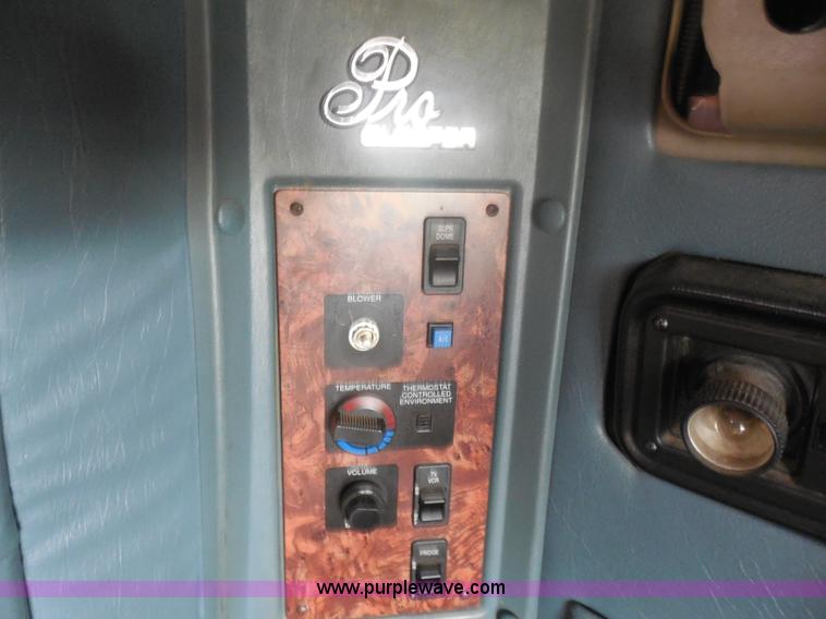 image for item I1496 1999 International 9400 semi truck