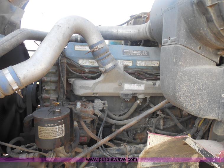 image for item I1496 1999 International 9400 semi truck