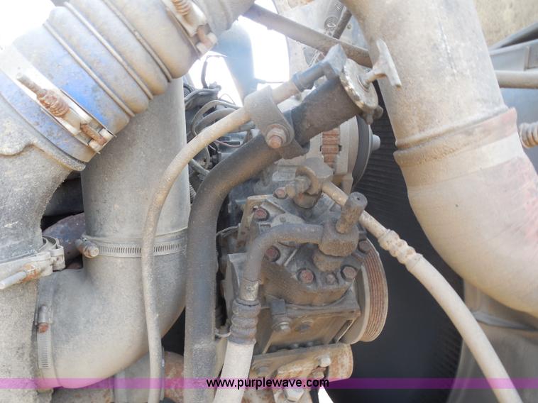 image for item I1496 1999 International 9400 semi truck