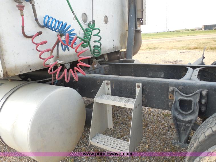 image for item I1496 1999 International 9400 semi truck