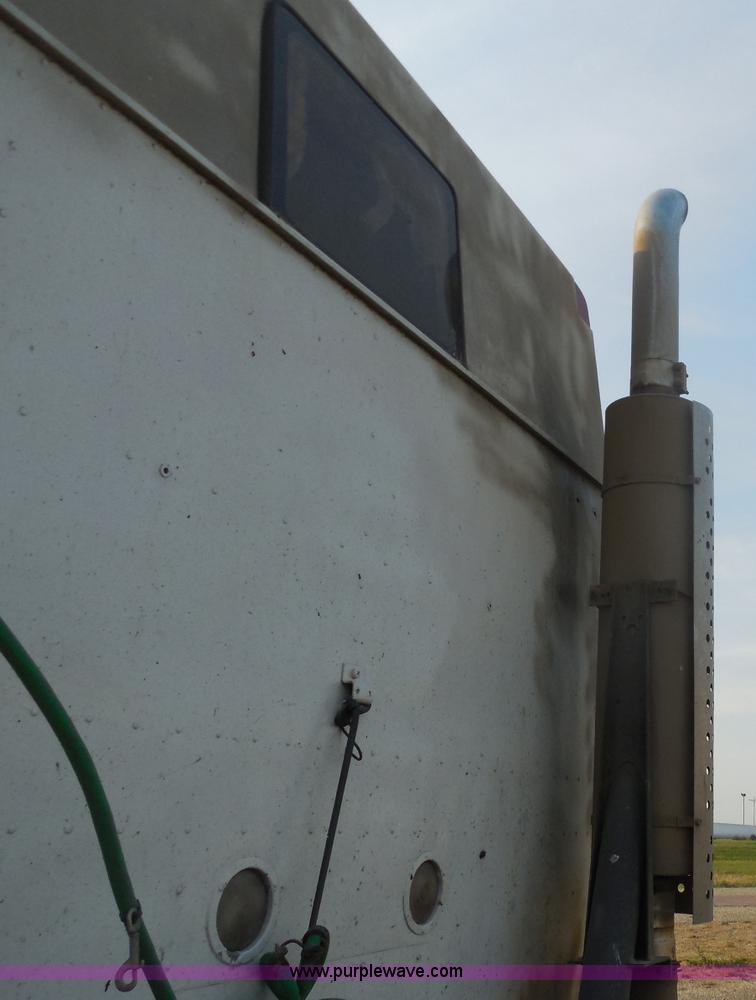 image for item I1496 1999 International 9400 semi truck