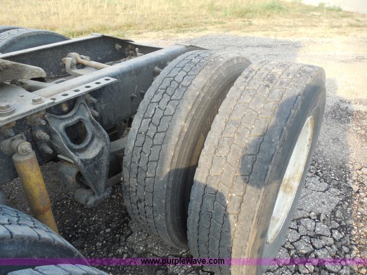 image for item I1496 1999 International 9400 semi truck