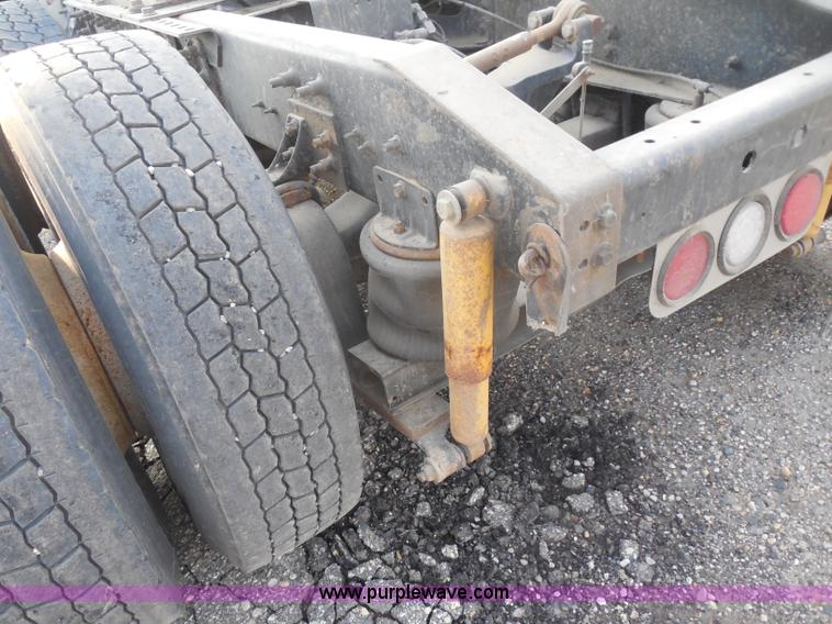 image for item I1496 1999 International 9400 semi truck