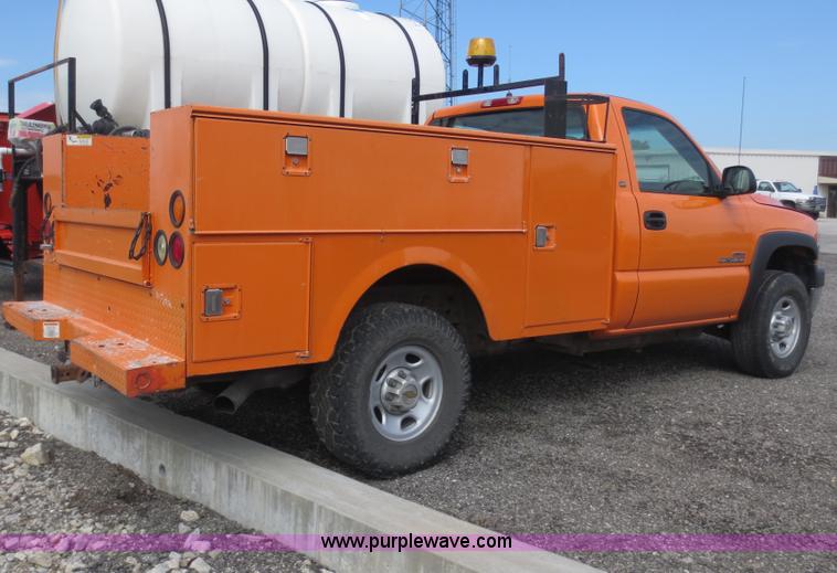 image for item D5934 2002 Chevrolet Silverado 2500HD utility truck