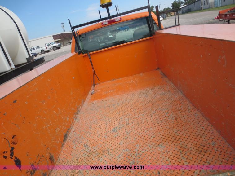 image for item D5934 2002 Chevrolet Silverado 2500HD utility truck