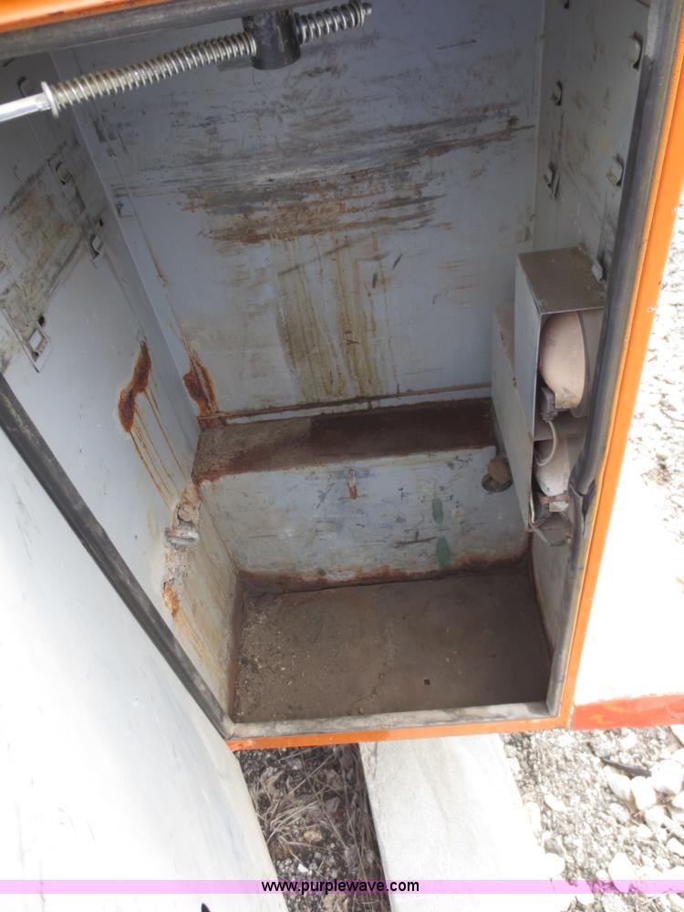 image for item D5934 2002 Chevrolet Silverado 2500HD utility truck