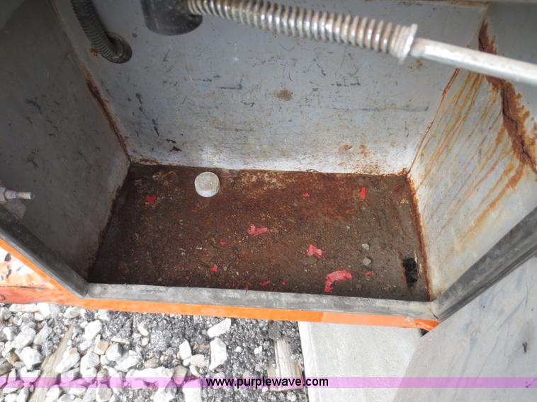 image for item D5934 2002 Chevrolet Silverado 2500HD utility truck