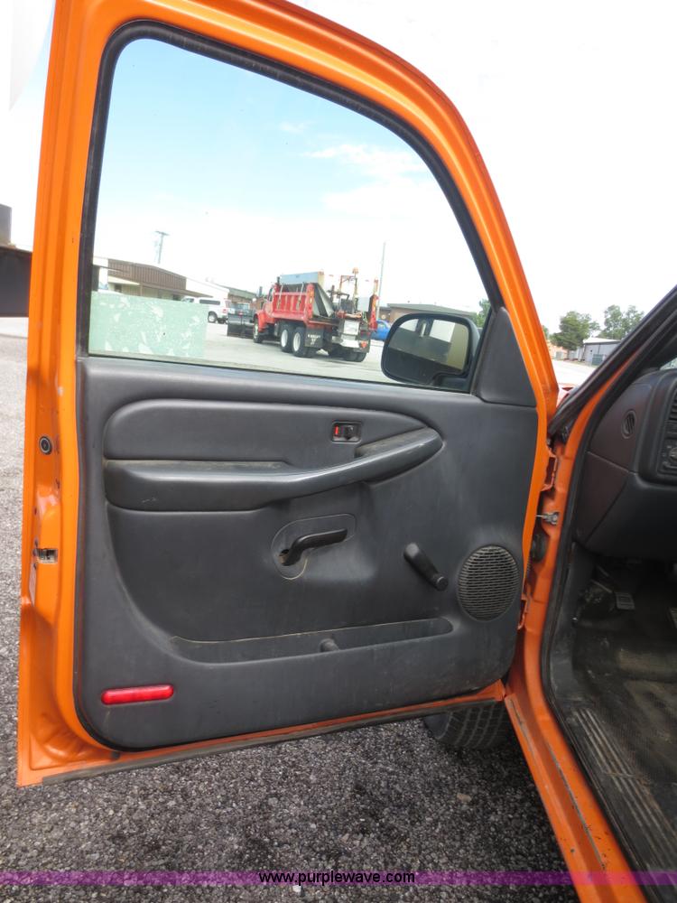 image for item D5934 2002 Chevrolet Silverado 2500HD utility truck