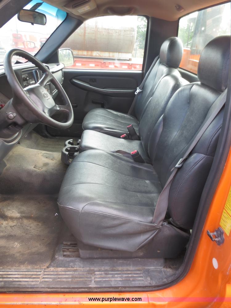 image for item D5934 2002 Chevrolet Silverado 2500HD utility truck