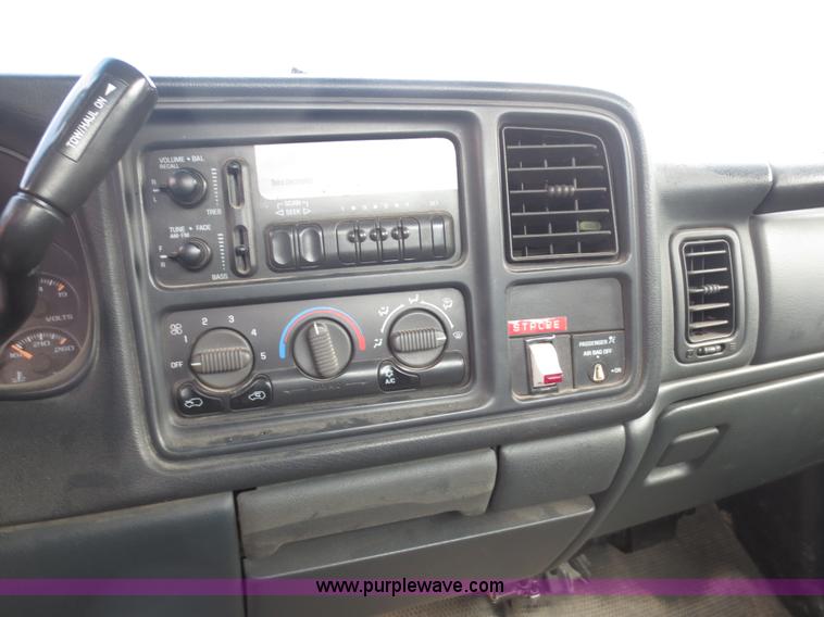 image for item D5934 2002 Chevrolet Silverado 2500HD utility truck