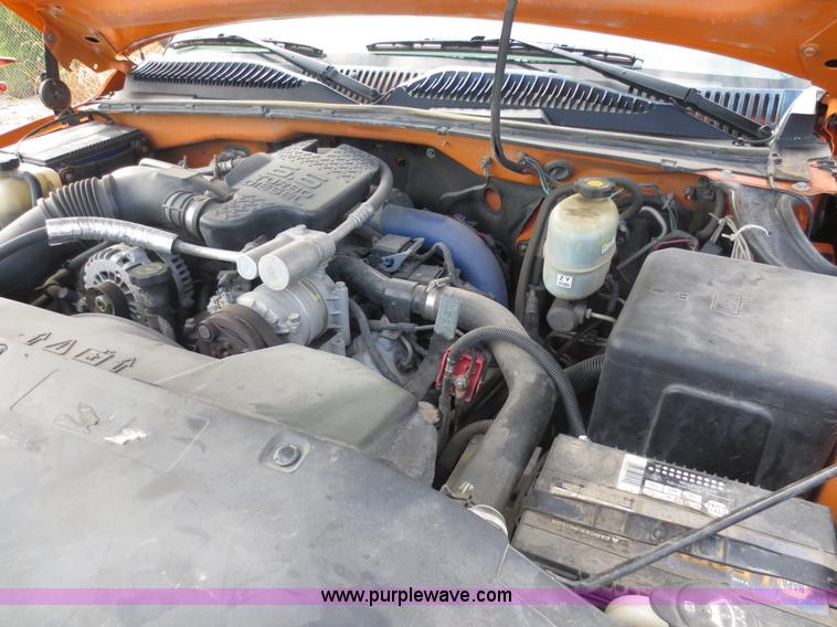 image for item D5934 2002 Chevrolet Silverado 2500HD utility truck