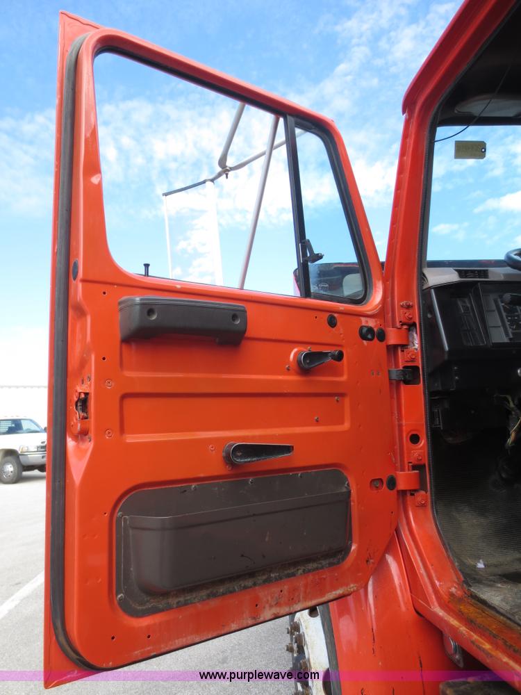 image for item D5935 1997 International 4900 dump truck