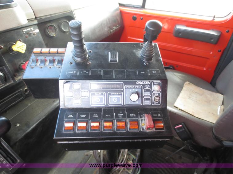 image for item D5935 1997 International 4900 dump truck