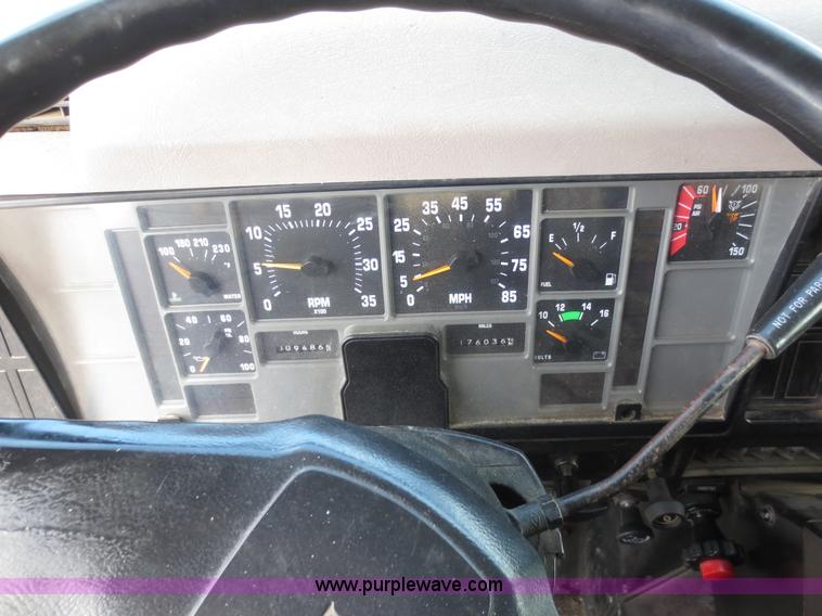 image for item D5935 1997 International 4900 dump truck