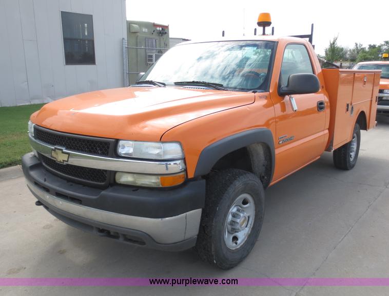image for item D5940 2002 Chevrolet Silverado 2500HD utility truck