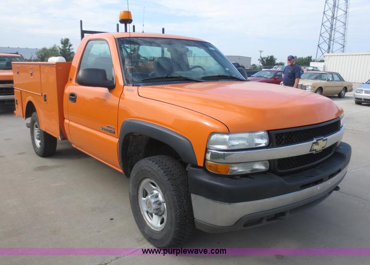 image for item D5940 2002 Chevrolet Silverado 2500HD utility truck