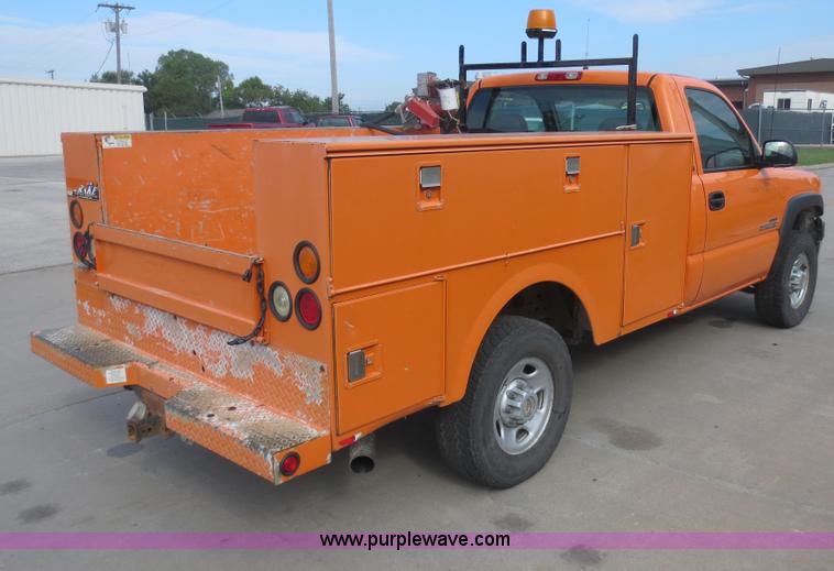 image for item D5940 2002 Chevrolet Silverado 2500HD utility truck