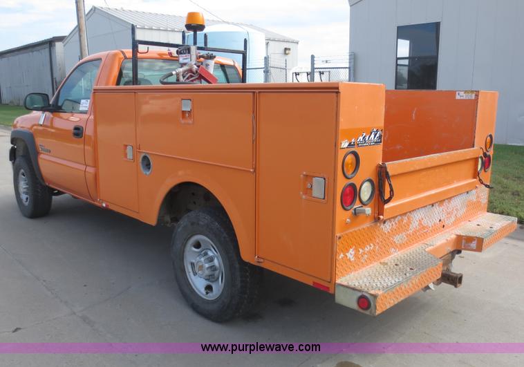 image for item D5940 2002 Chevrolet Silverado 2500HD utility truck