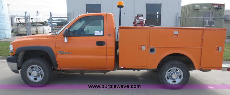 image for item D5940 2002 Chevrolet Silverado 2500HD utility truck