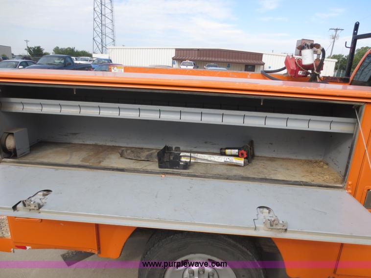 image for item D5940 2002 Chevrolet Silverado 2500HD utility truck