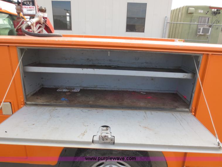 image for item D5940 2002 Chevrolet Silverado 2500HD utility truck