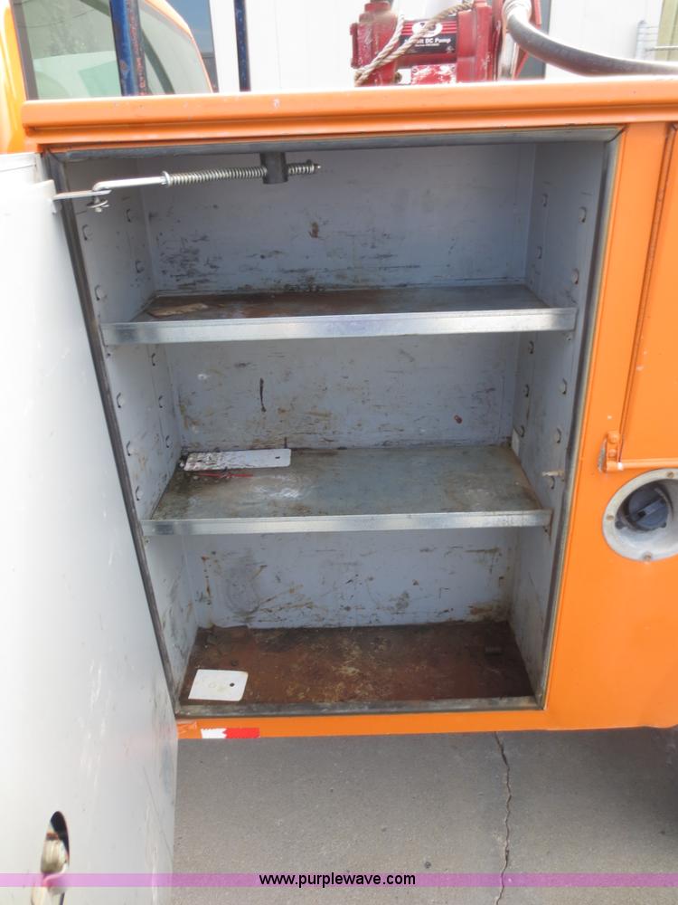 image for item D5940 2002 Chevrolet Silverado 2500HD utility truck