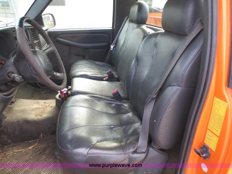 image for item D5940 2002 Chevrolet Silverado 2500HD utility truck