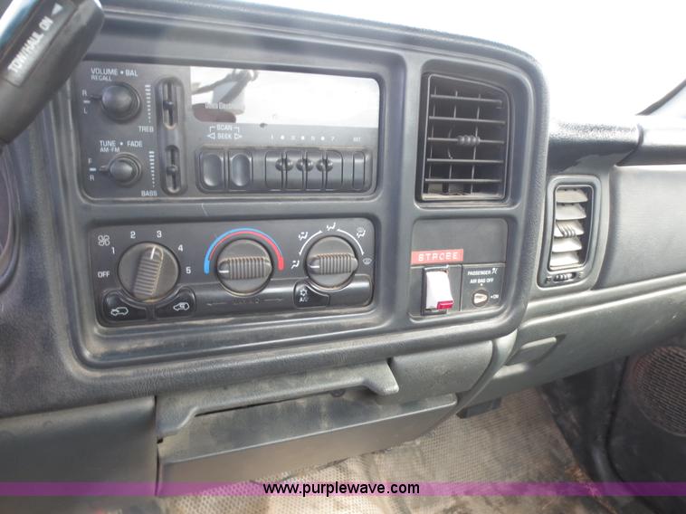 image for item D5940 2002 Chevrolet Silverado 2500HD utility truck