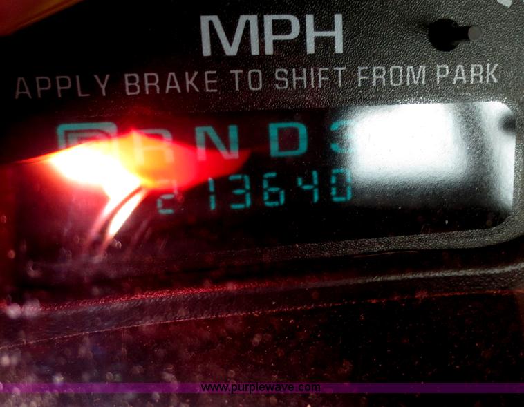 image for item D5940 2002 Chevrolet Silverado 2500HD utility truck