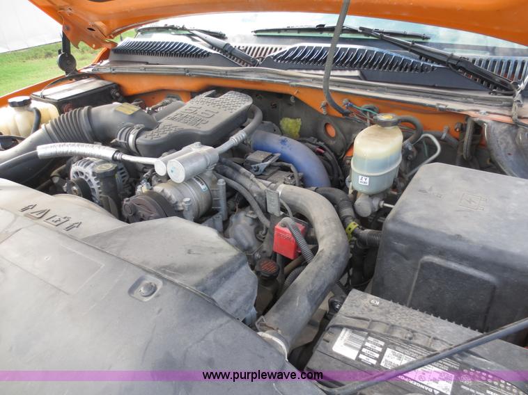 image for item D5940 2002 Chevrolet Silverado 2500HD utility truck