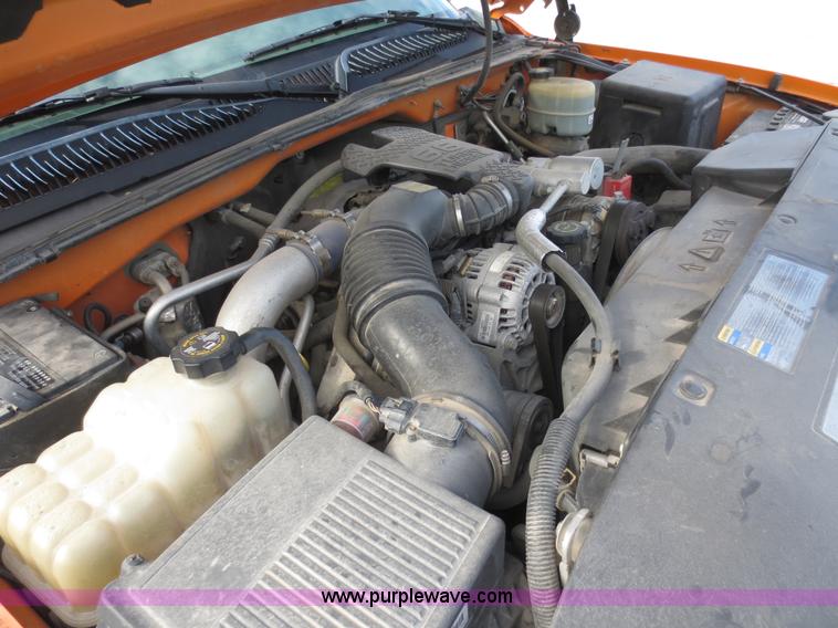 image for item D5940 2002 Chevrolet Silverado 2500HD utility truck