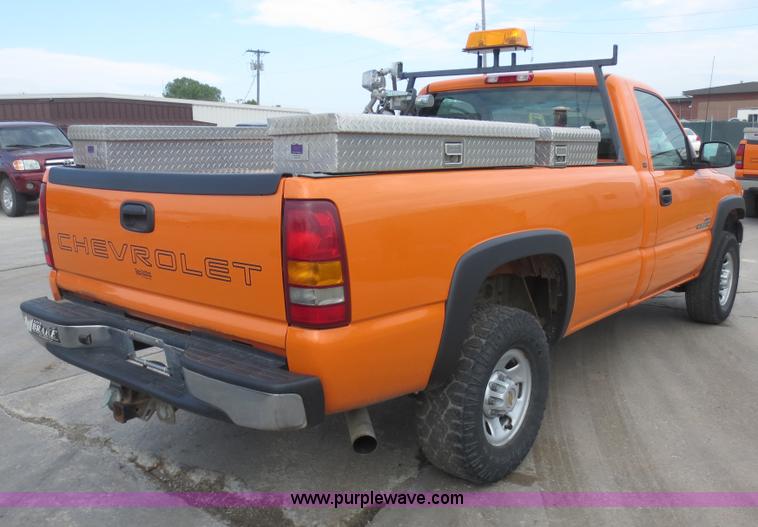 image for item D5941 2002 Chevrolet Silverado 2500HD pickup truck