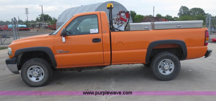 image for item D5942 2002 Chevrolet Silverado 2500HD pickup truck