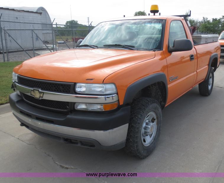 image for item D5943 2002 Chevrolet Silverado 2500HD pickup truck