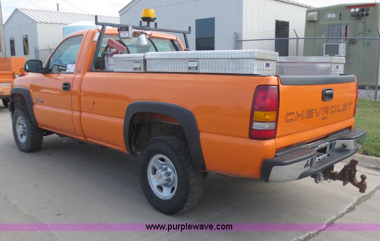 image for item D5943 2002 Chevrolet Silverado 2500HD pickup truck