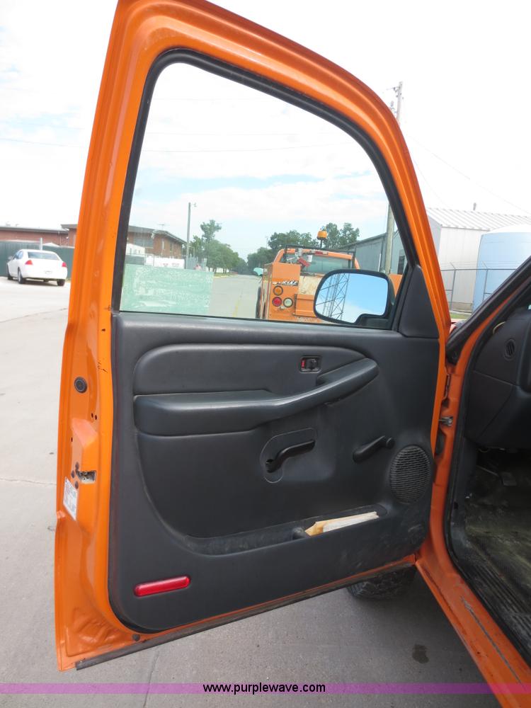 image for item D5943 2002 Chevrolet Silverado 2500HD pickup truck